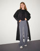 Image de Assa Trench Coat en noir avec doublure à rayures