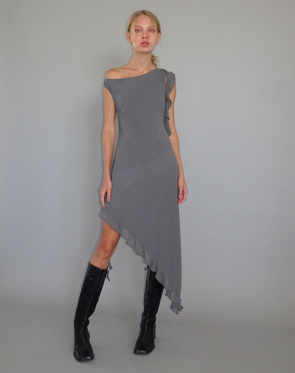 Beleri - Robe asymétrique à volants en mousseline grise