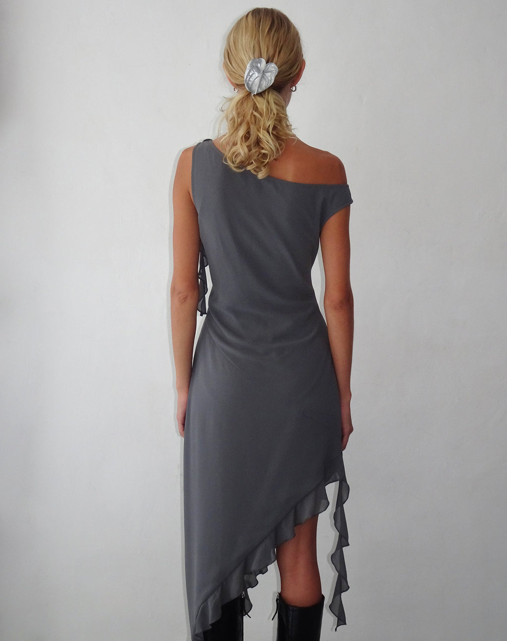 Beleri - Robe asymétrique à volants en mousseline grise