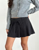 Image de la mini-jupe plissée Calina, noir Pinstripe