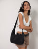 Image du sac Boa Sling en noir avec boucle