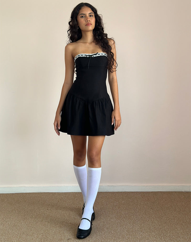 Mini robe Manisha en noir avec bordures blanches