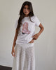 Image de Saki Tee en blanc avec imprimé de bottes de cow-boy roses