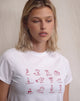 Image de Saki Tee en blanc avec impression de signes d'étoiles rouges