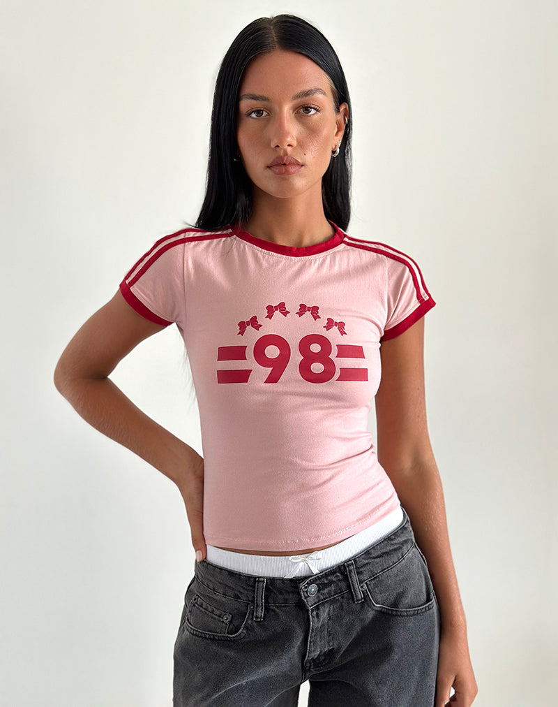 Tee-shirt Salda en Pink Lady avec fixation rouge Adrenaline et emblème '98'.