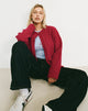 Image de Maureen Cardi en rouge
