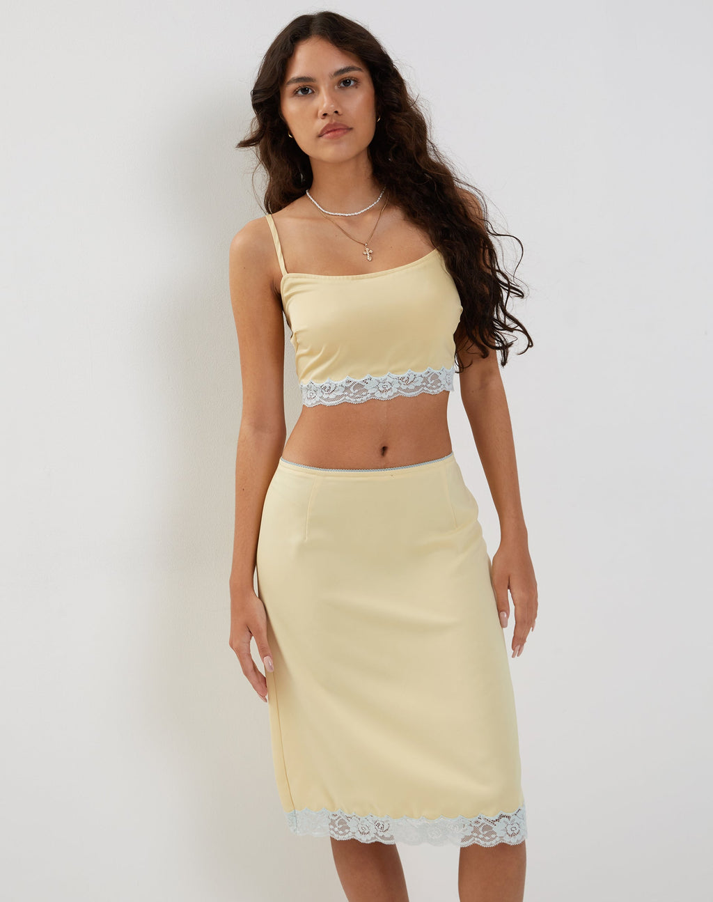 Jupe midi à taille basse Resika en satin jaune pâle