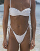 Image de Lentra Bas de bikini à volants en broderie blanc