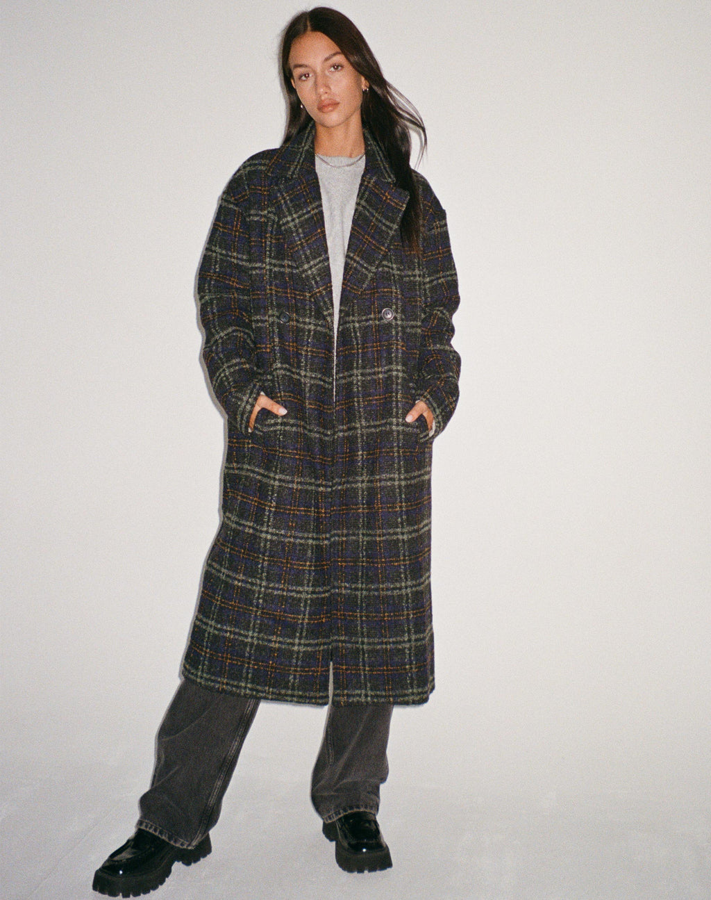 Manteau Orlova à carreaux bleu marine, noir et marron