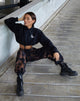 Image de Caden Hoodie en noir avec broderie blanche scorpion
