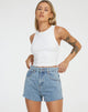 Image du short en denim légèrement délavé