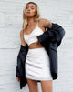 Image de la mini-jupe Alma en satin beige
