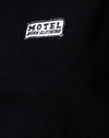 Noir avec étiquette de vêtement Motel Work