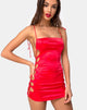 Image de la mini robe Laticia en satin rouge