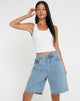 IMAGE D'UN SHORT LONG EN DENIM DE COULEUR CLAIRE