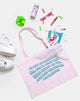 Image du sac fourre-tout en rose tendre avec texte de la fille au lait d'amande X Top Girl
