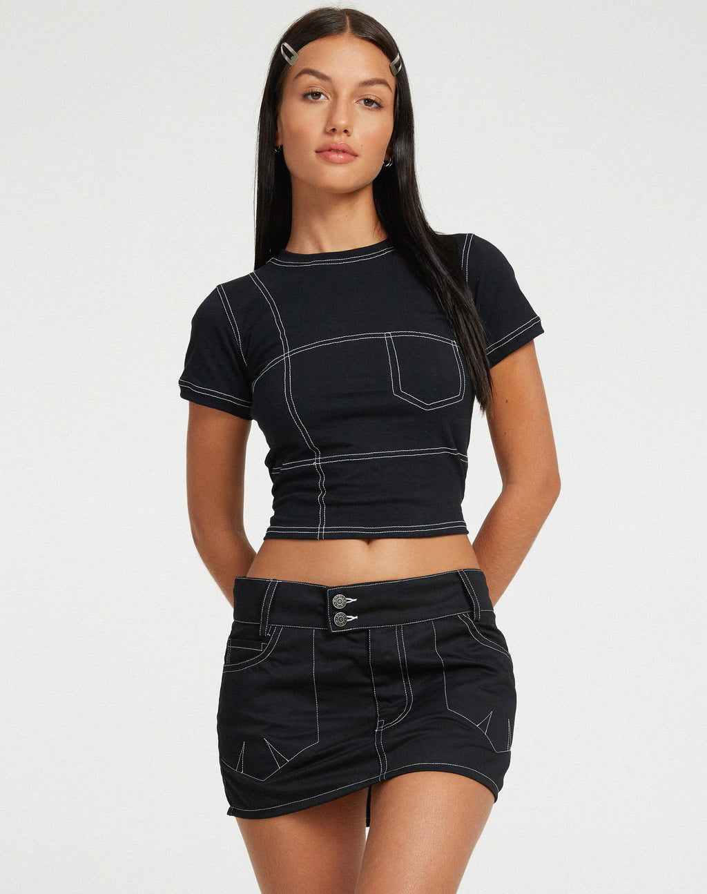 Shyla Cropped Tee en noir avec surpiqûres blanches