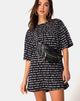 Image de Sunny Kiss Tee en noir avec l'imprimé Love At First Swipe