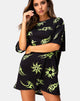 Image de Sunny Kiss Tee en noir avec répétition tribale