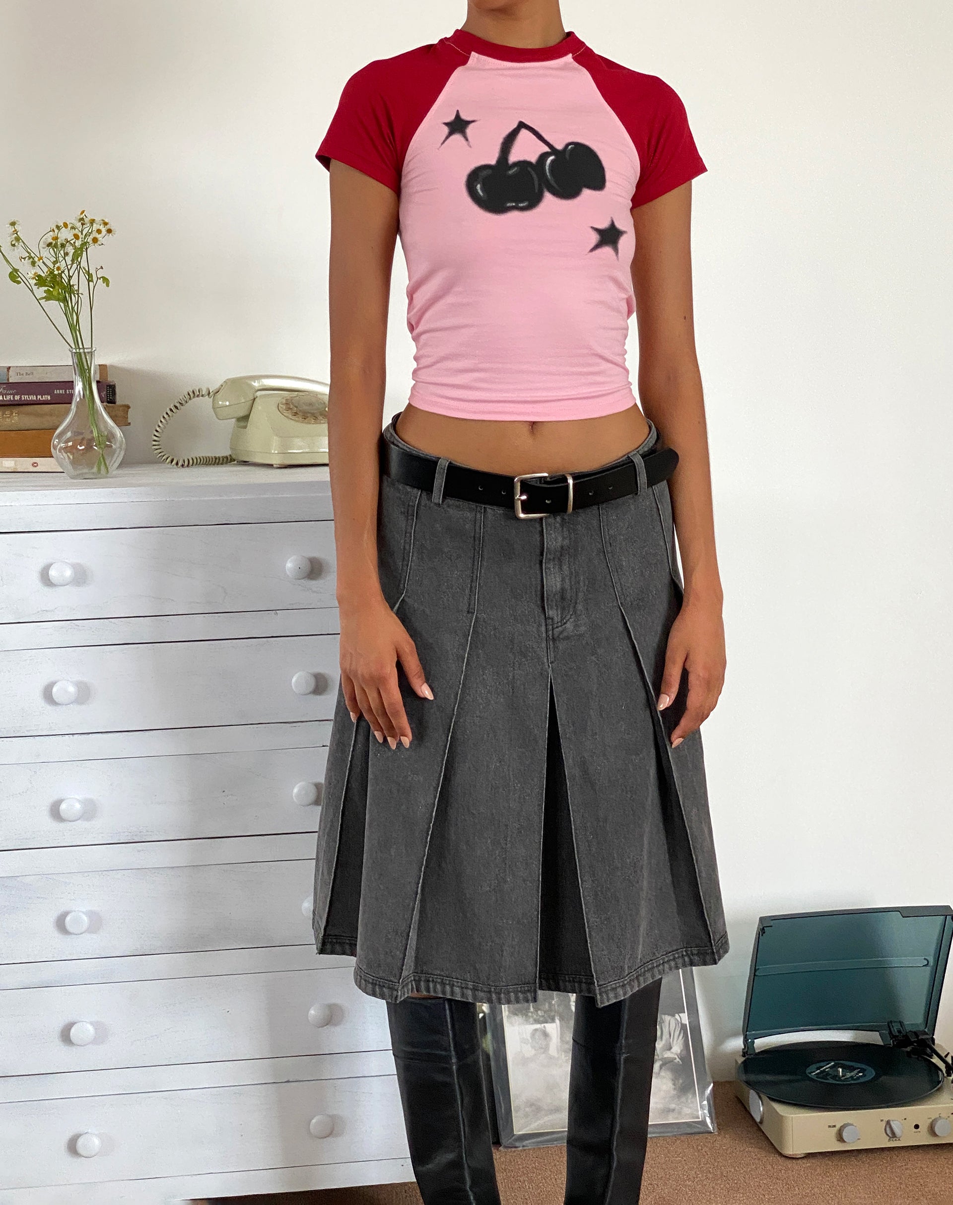 Image de Agneta Baby Tee en rose ballet avec impression de cerises rouges