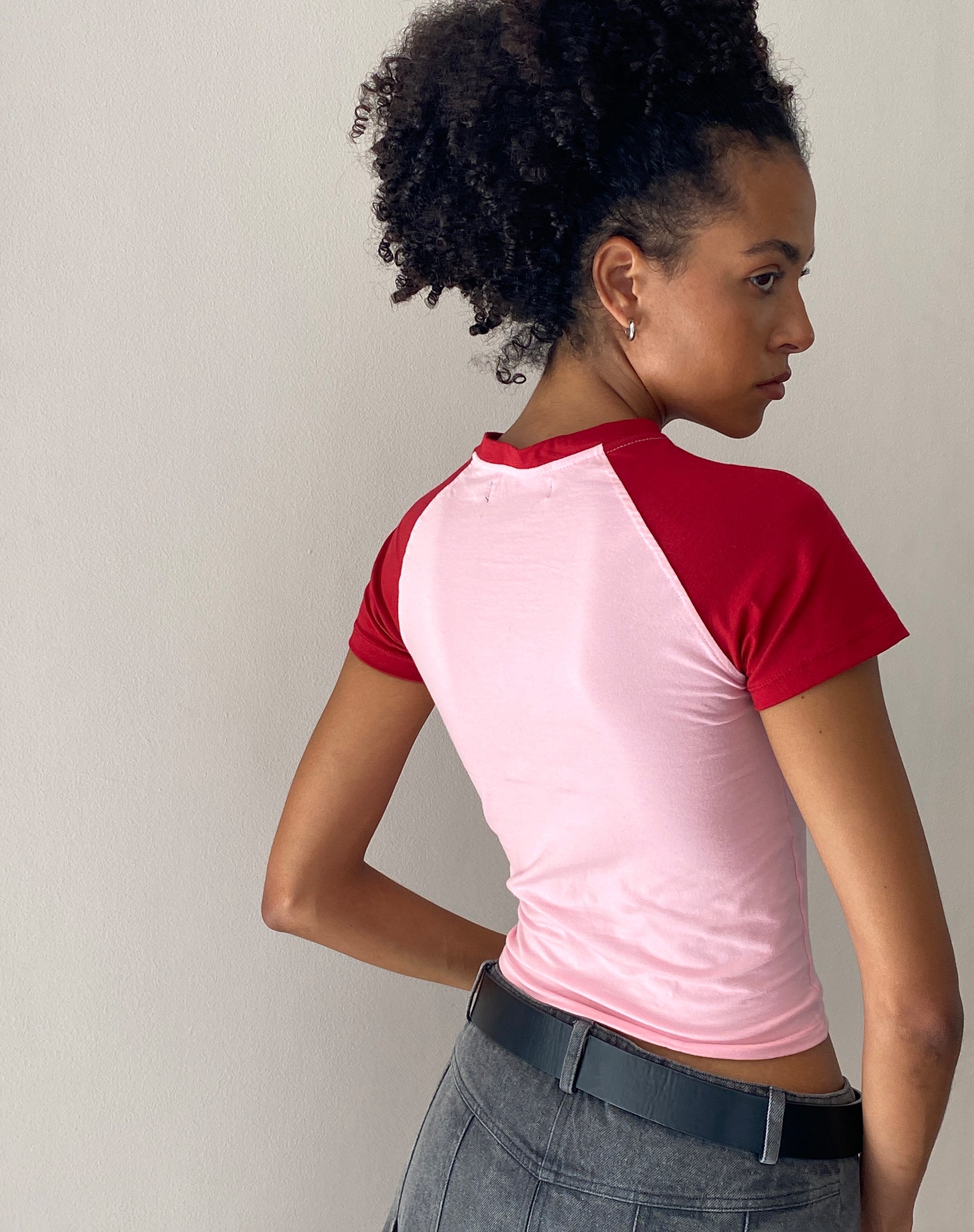 Image de Agneta Baby Tee en rose ballet avec impression de cerises rouges
