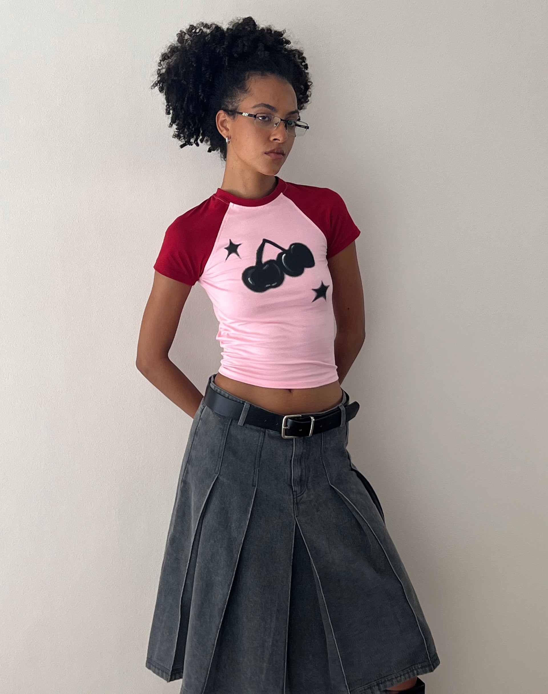 Image de Agneta Baby Tee en rose ballet avec impression de cerises rouges