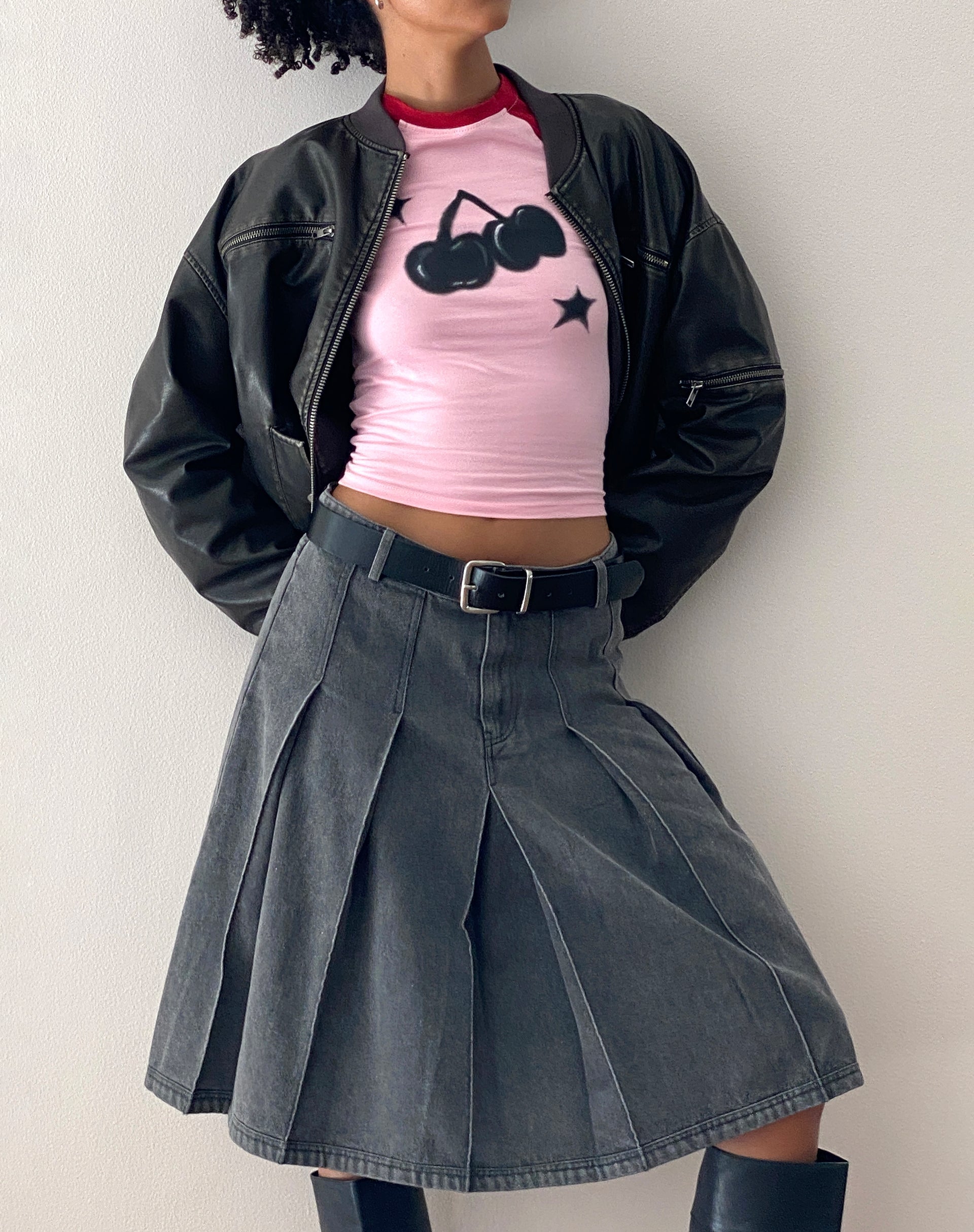 Image de Agneta Baby Tee en rose ballet avec impression de cerises rouges