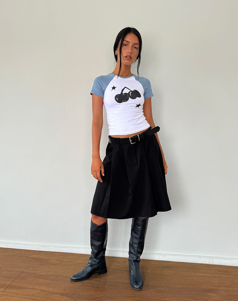 Image de Agneta Baby Tee en blanc avec Denim délavé imprimé Cherry