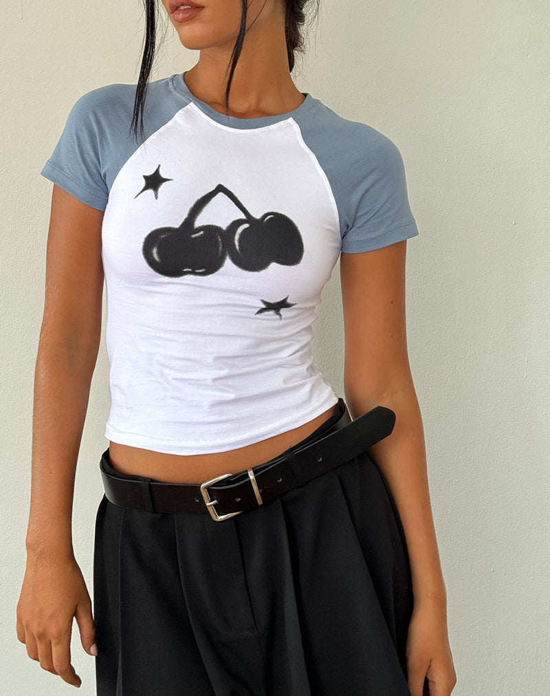 Agneta Baby Tee en blanc avec imprimé cerise en denim délavé