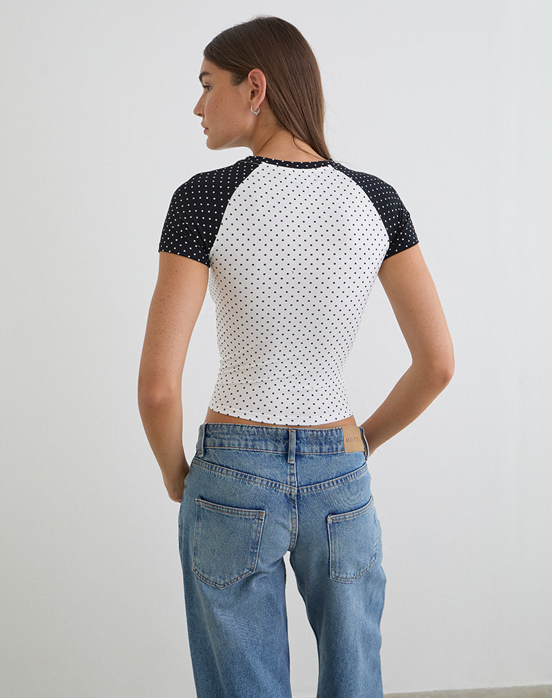 Image du t-shirt Agneta en blanc et noir avec imprimé micro-pois