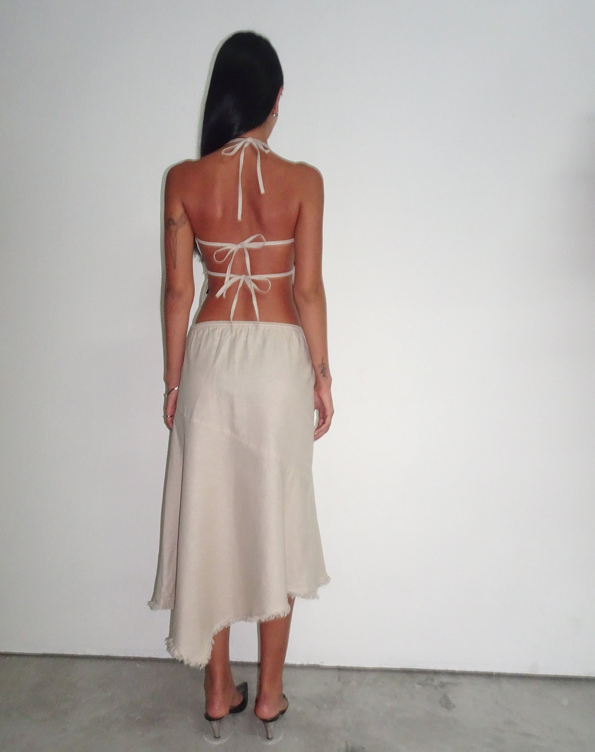 Image de la jupe midi asymétrique Yvaine, écru