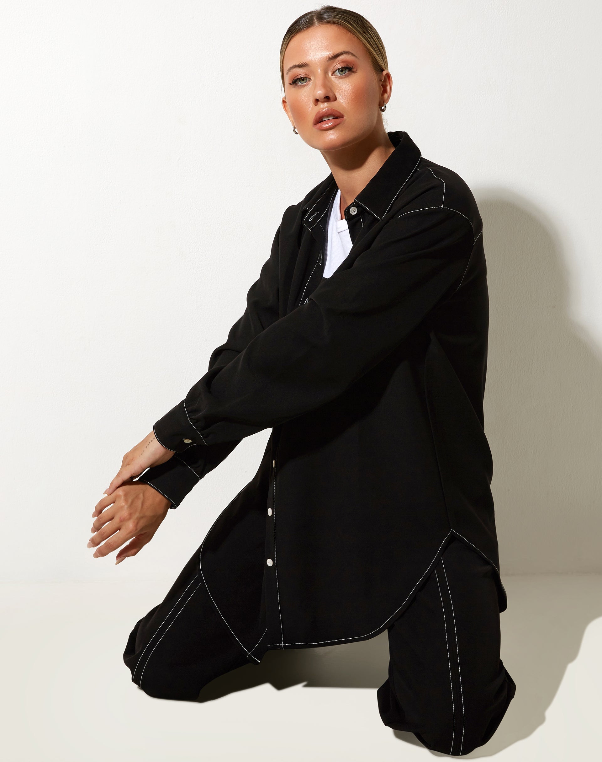 image du pantalon Albus en noir avec couture blanche