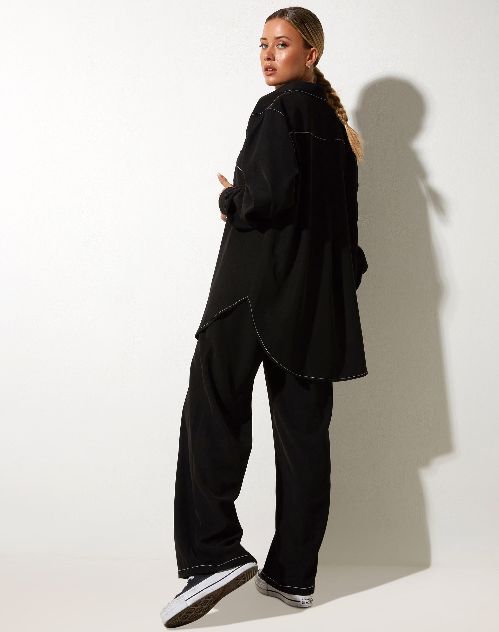 image du pantalon Albus en noir avec couture blanche