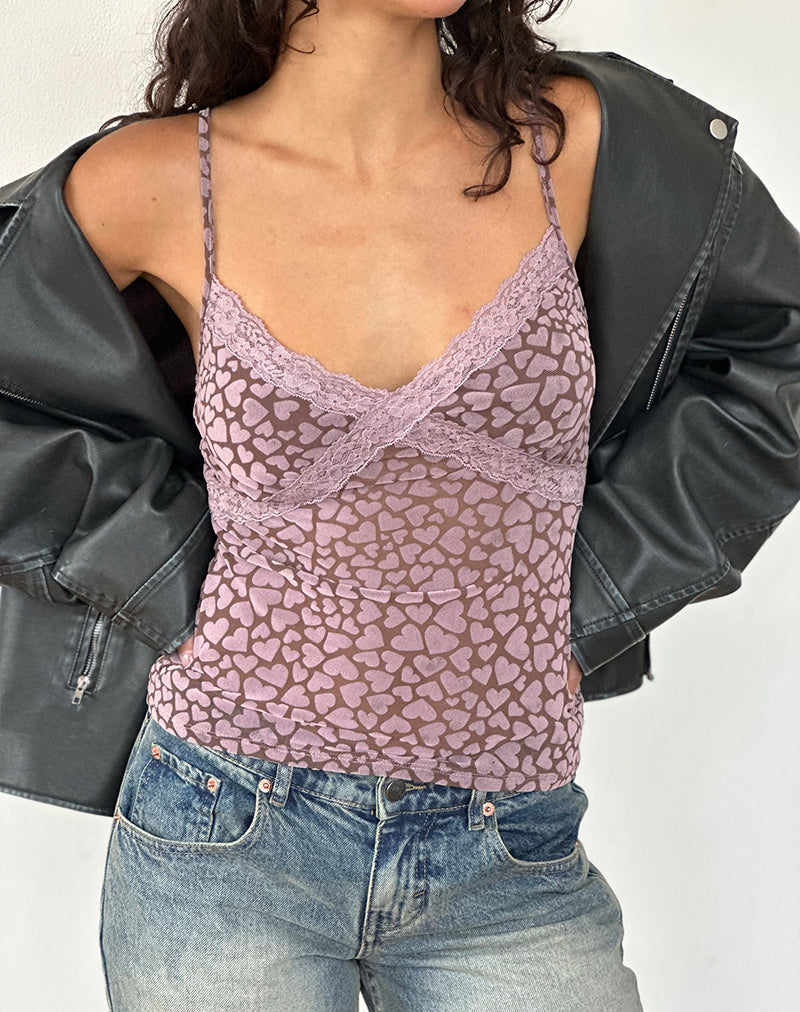 Image de l'Alcesta Top en maille floquée marron avec impression de cœur rose