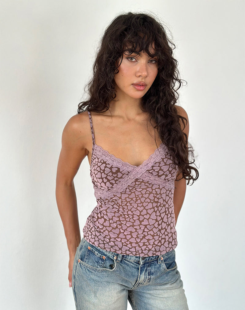 Image de l'Alcesta Top en maille floquée marron avec impression de cœur rose