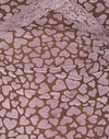 Maille floquée marron avec impression de cœur rose