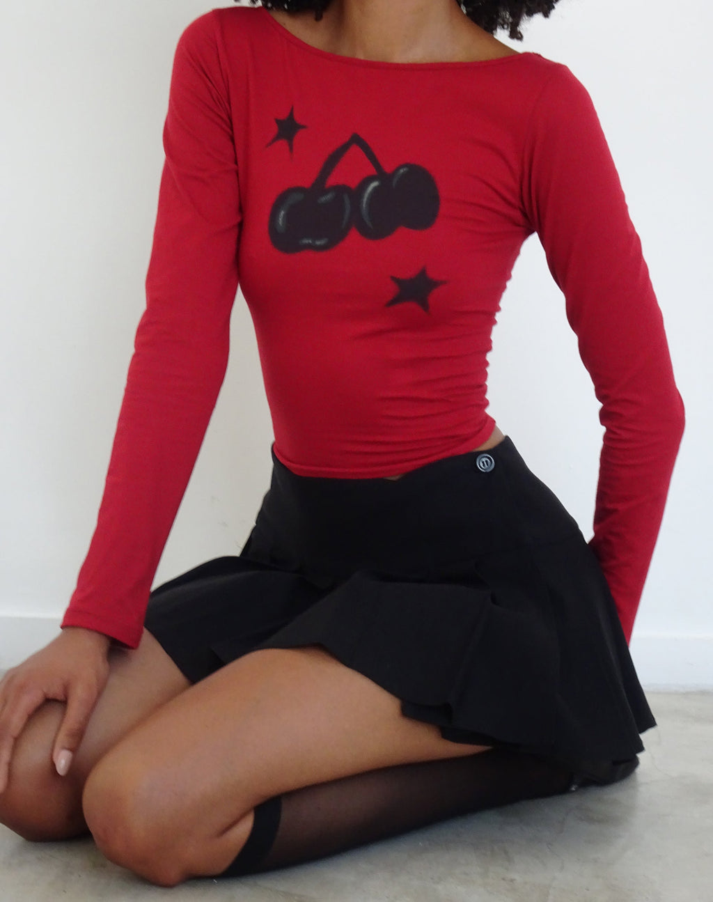 Amabon Long Sleeve Top in Adrenalin Red with Cherry Print (Top à manches longues en rouge adrénaline avec impression de cerises)