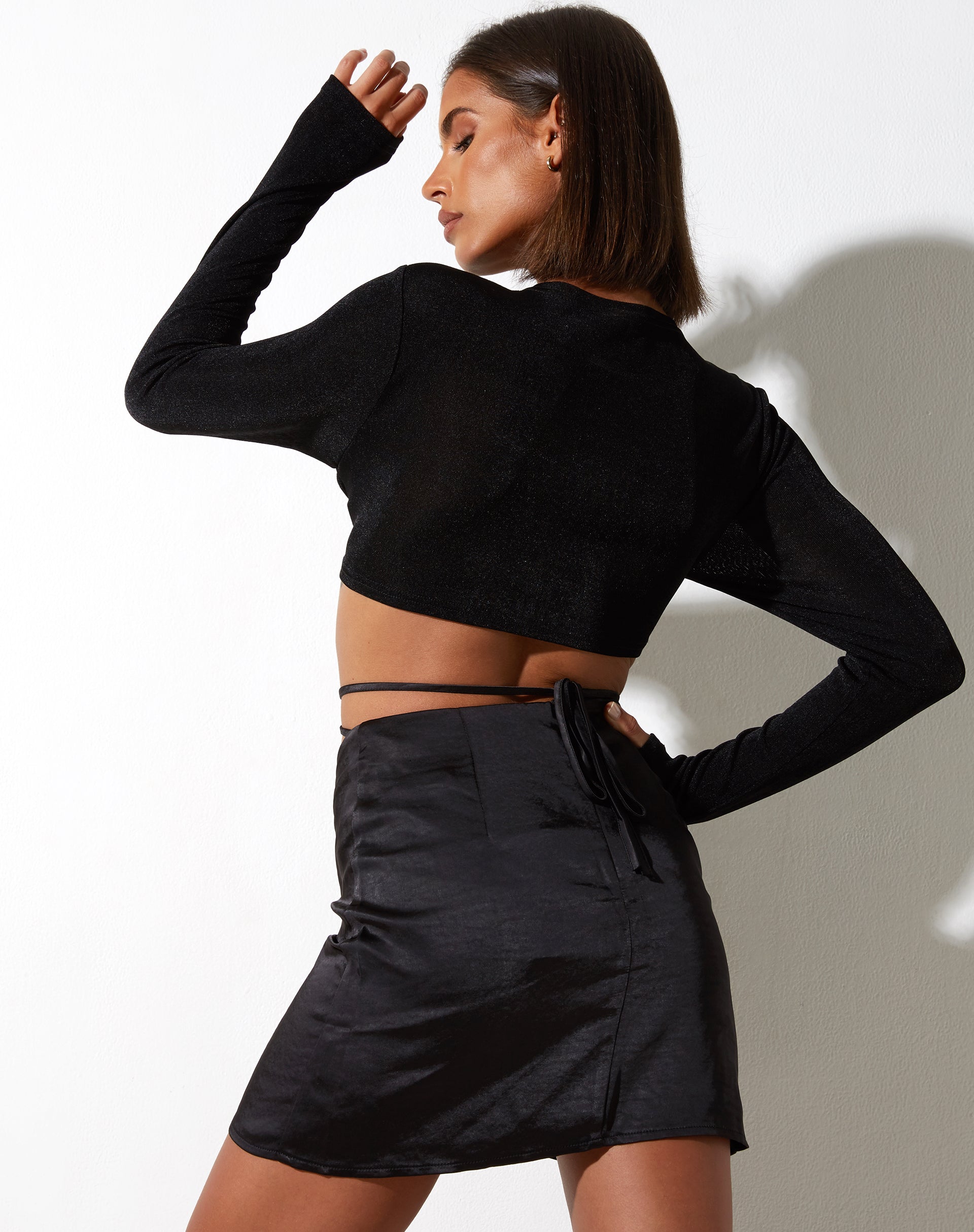 image de Araya Mini jupe en satin noir