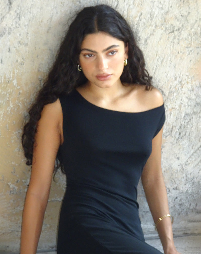 Image de Ardita Robe longue asymétrique en tricot côtelé en noir