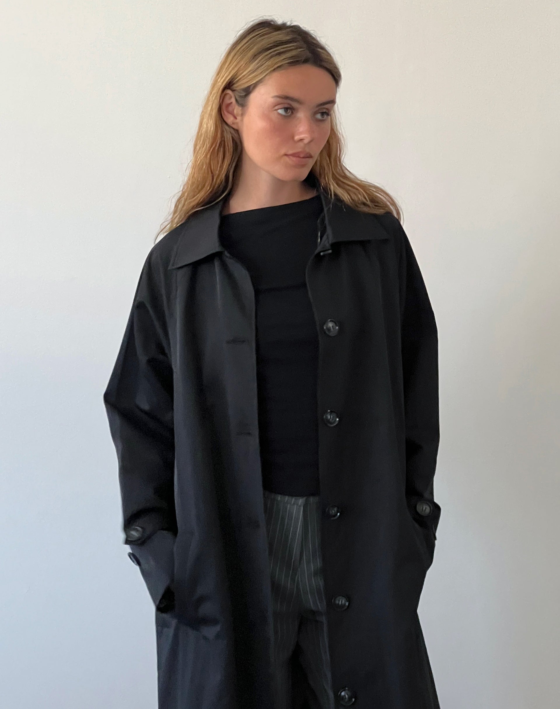 Image de Assa Trench Coat en noir avec doublure à rayures