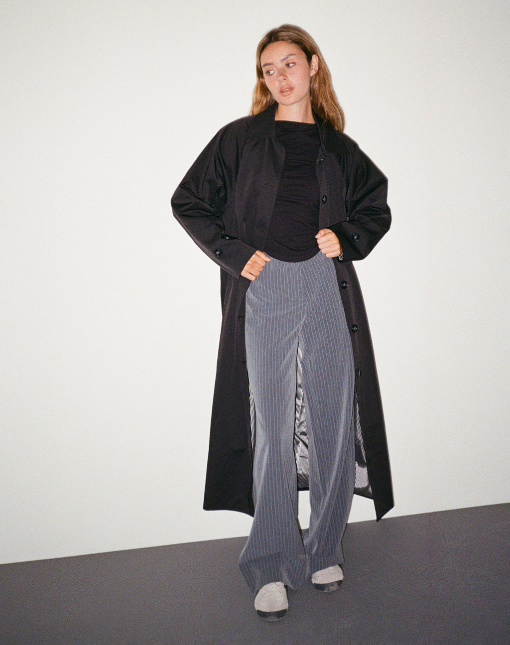 Assa Trench Coat en noir avec doublure à rayures