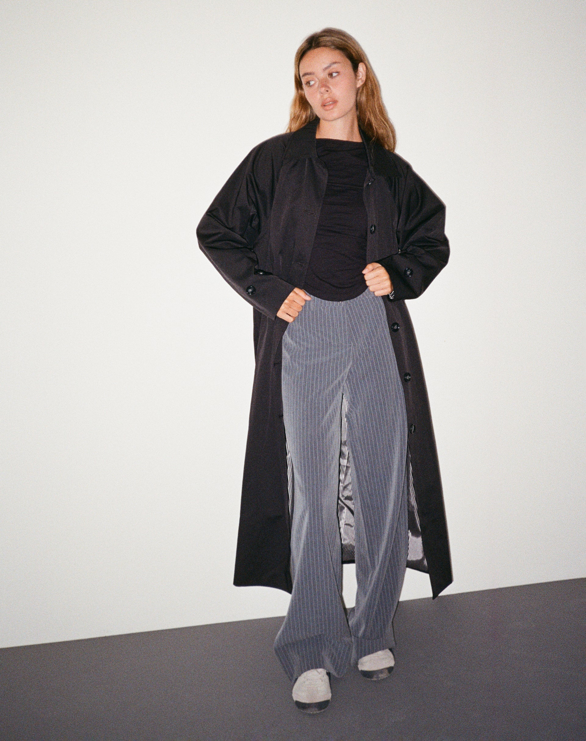 Image de Assa Trench Coat en noir avec doublure à rayures
