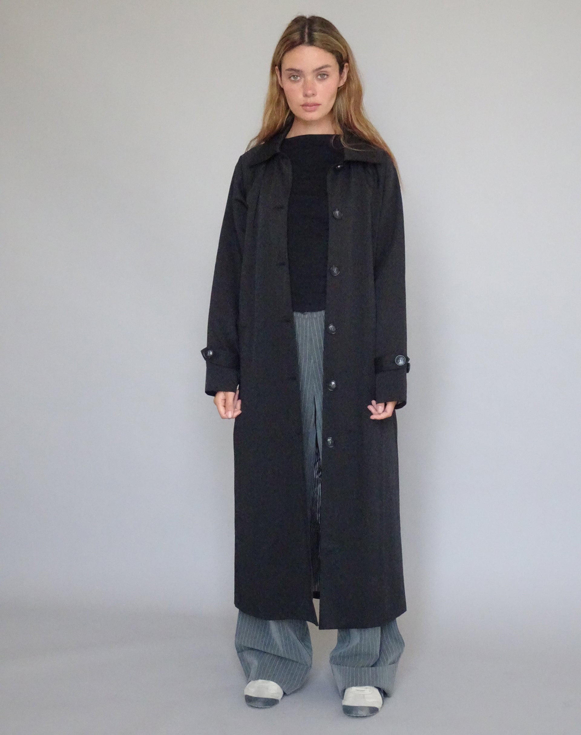 Image de Assa Trench Coat en noir avec doublure à rayures