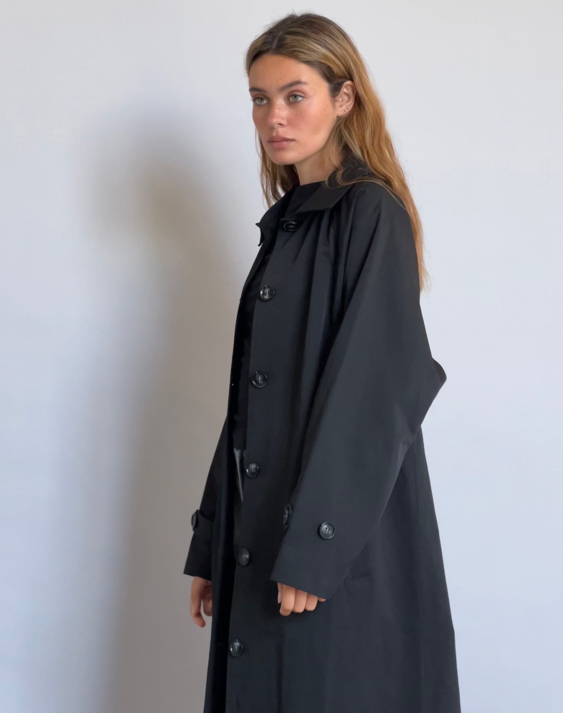Image de Assa Trench Coat en noir avec doublure à rayures