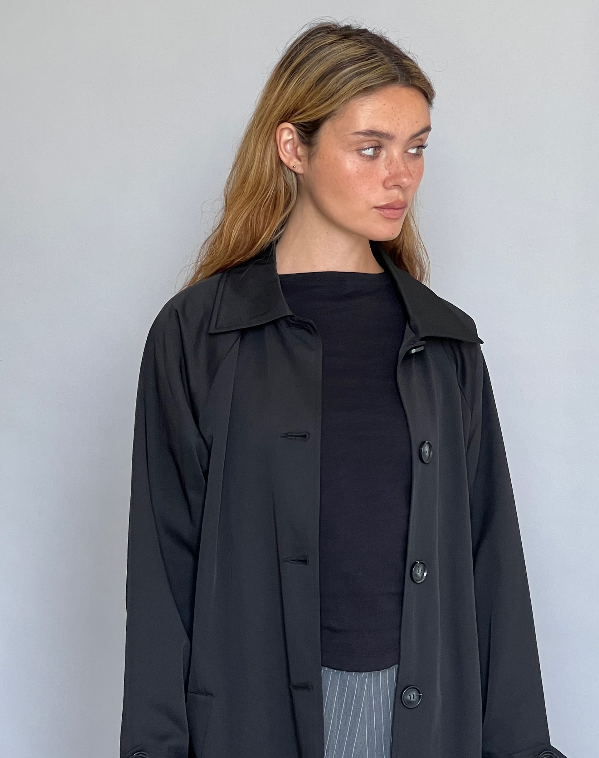 Image de Assa Trench Coat en noir avec doublure à rayures