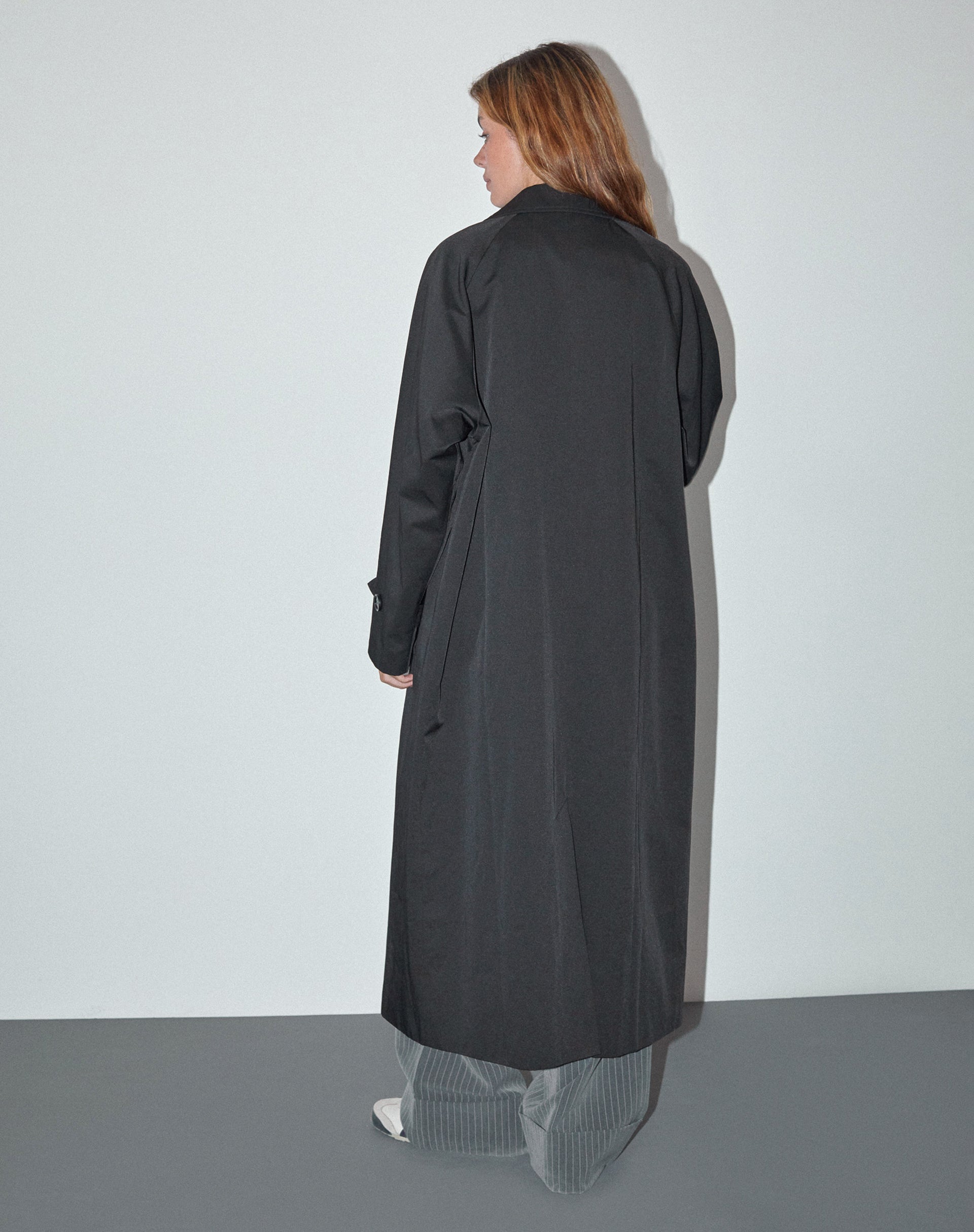 Image de Assa Trench Coat en noir avec doublure à rayures