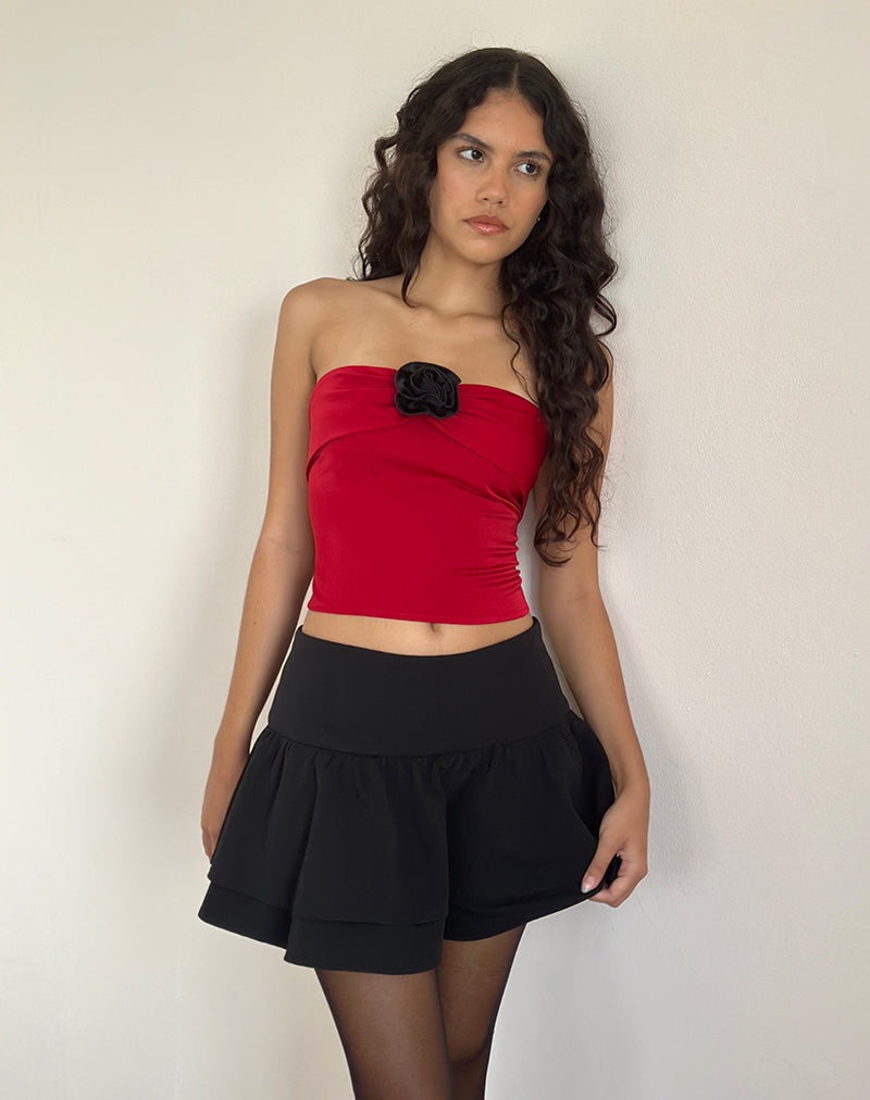 Top bandeau Astrum en satin rouge avec rose noire