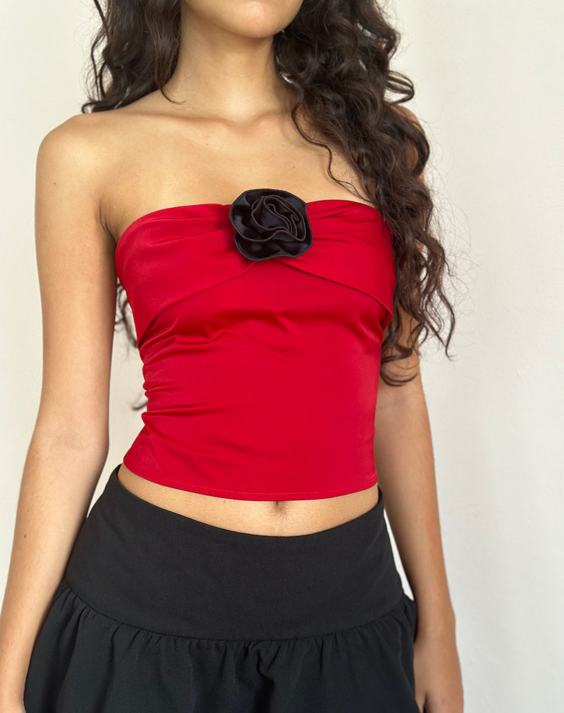 Top bandeau Astrum en satin rouge avec rose noire