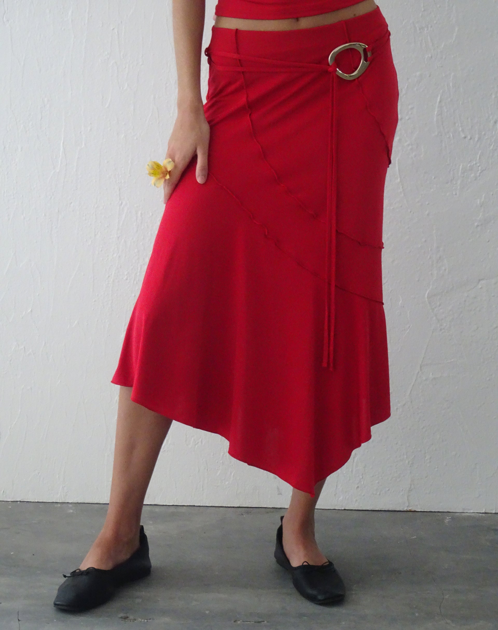 Image de la jupe midi Kimiko en rouge