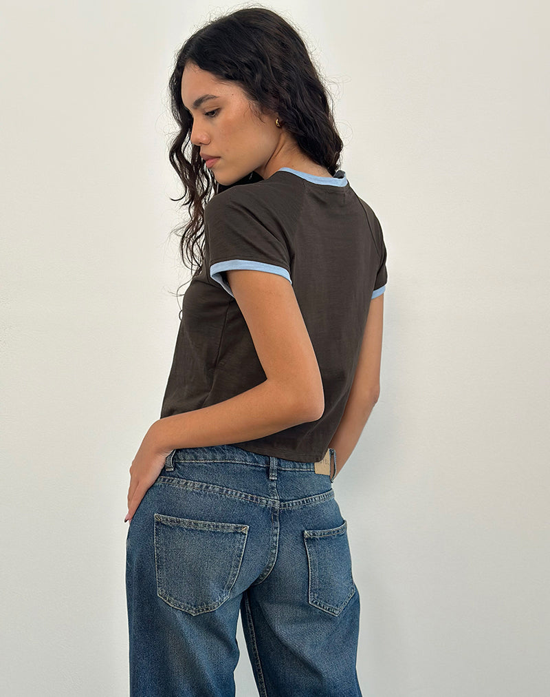 Image de l'Atenga Tee en marron chocolaté avec reliure bleu clair
